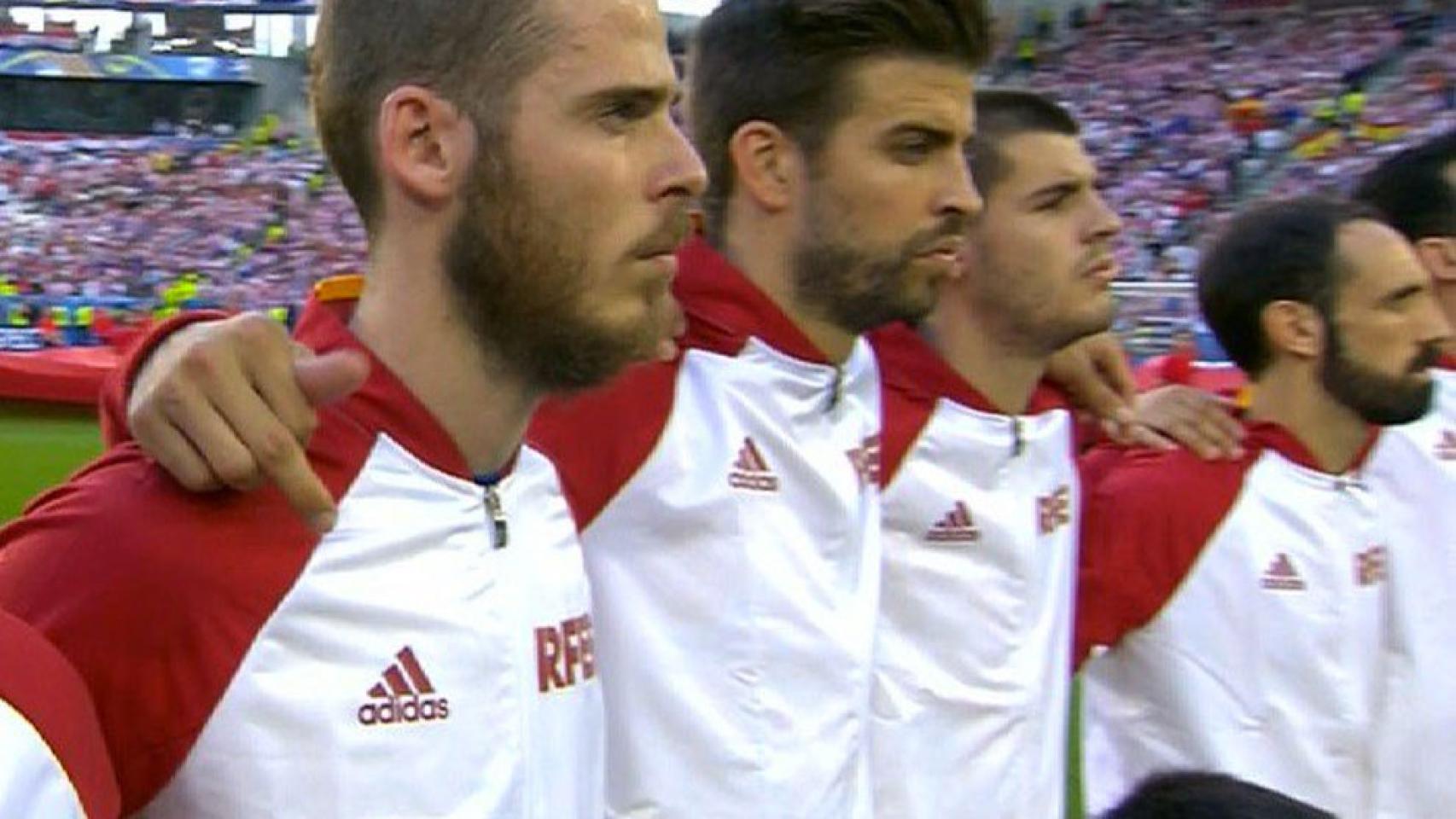 Piqué, mientras suena el himno.