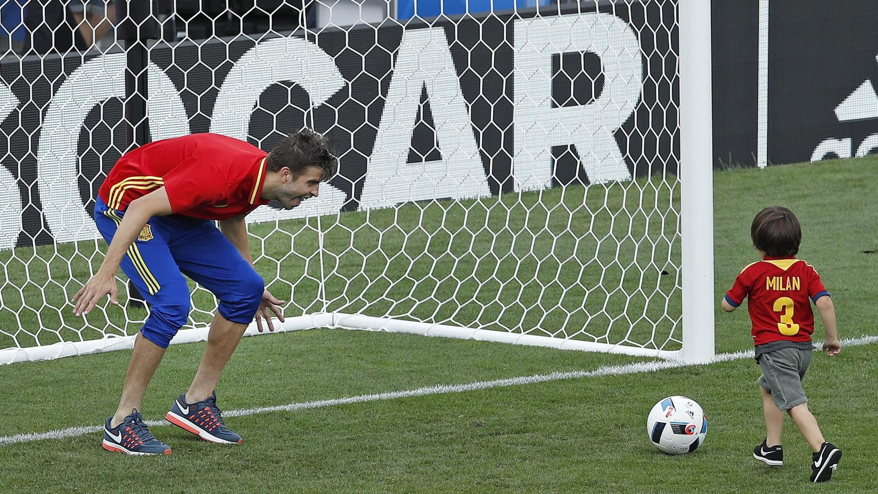 Gerard y Milan Piqué, tras un partido de la selección española el pasado verano.