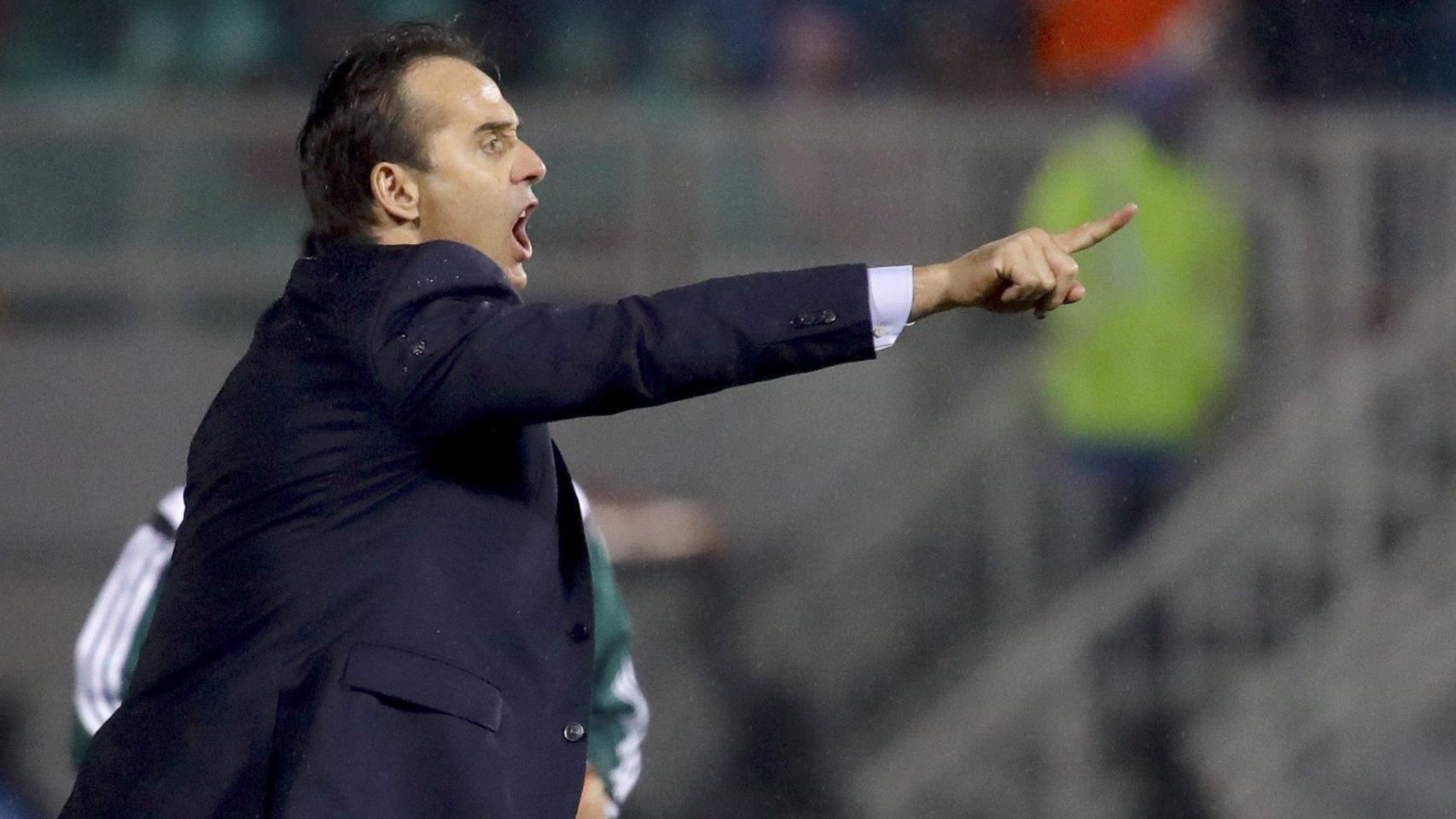 El seleccionador, durante el partido en Albania.