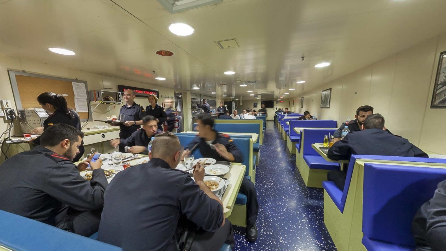 El buque hace acopio antes de partir de todos los alimentos que puedan necesitar.