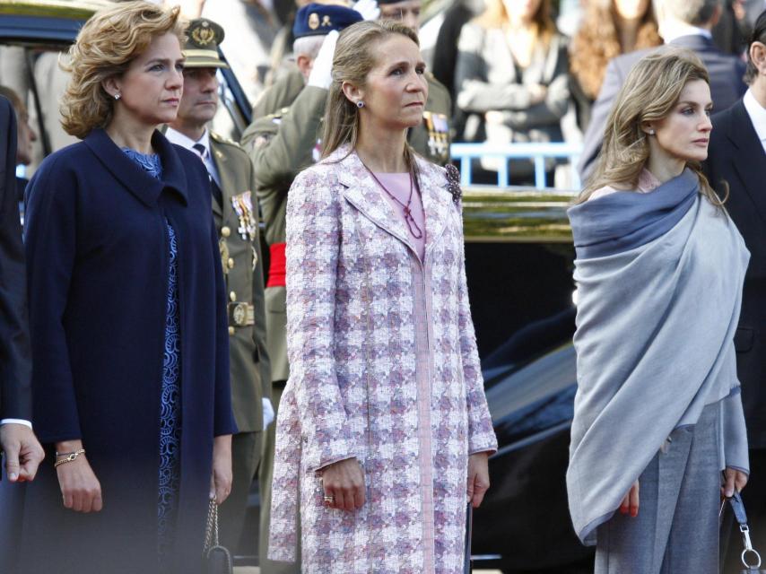 Todo el mundo recuerda la pashmina-manta de Letizia en 2010.