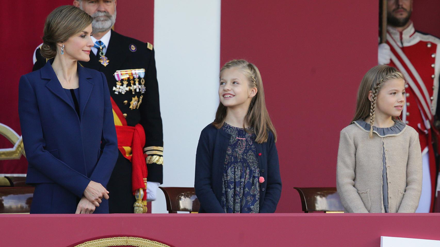 Letizia junto a sus hijas, en el desfile del año pasado.