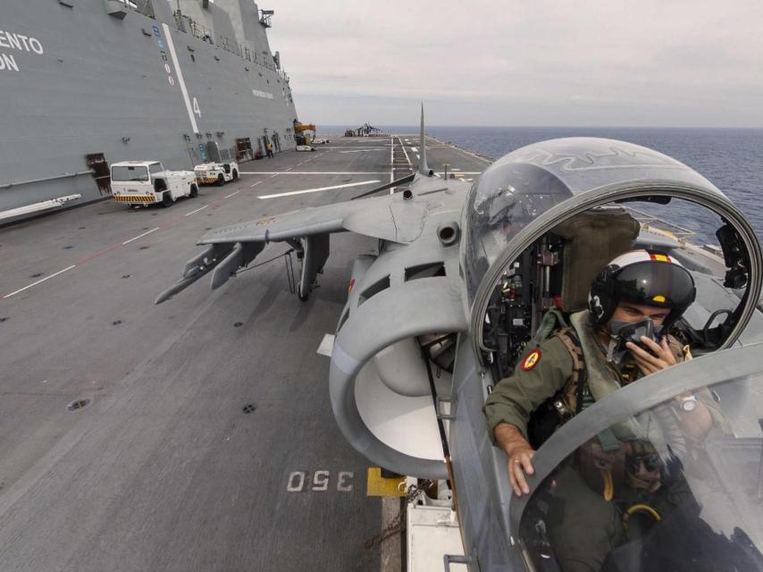 El Juan Carlos I es capaz de albergar 30 aeronaves a bordo.