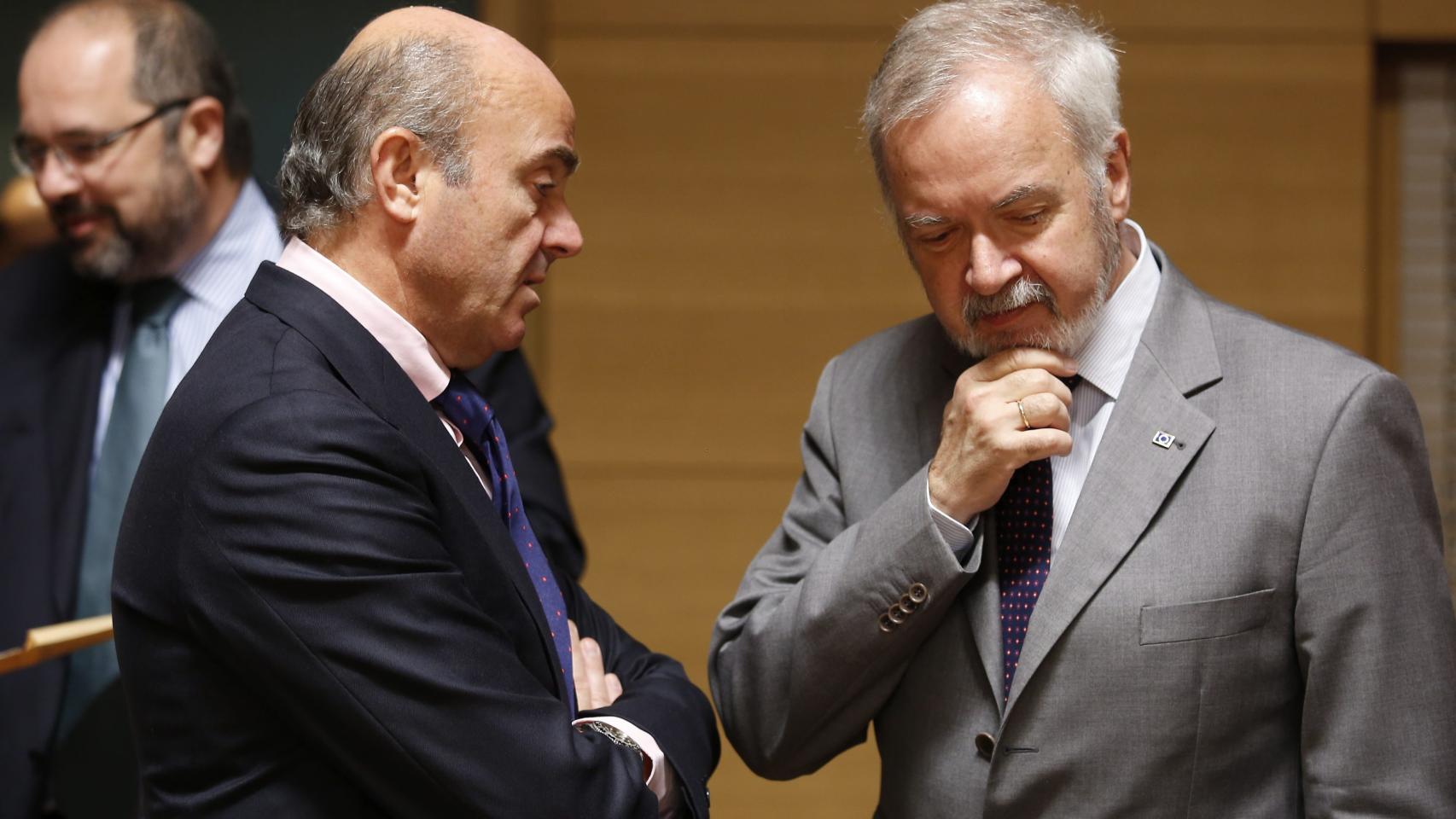 Guindos conversa con el director del Banco Europeo de Inversiones durante el Ecofin