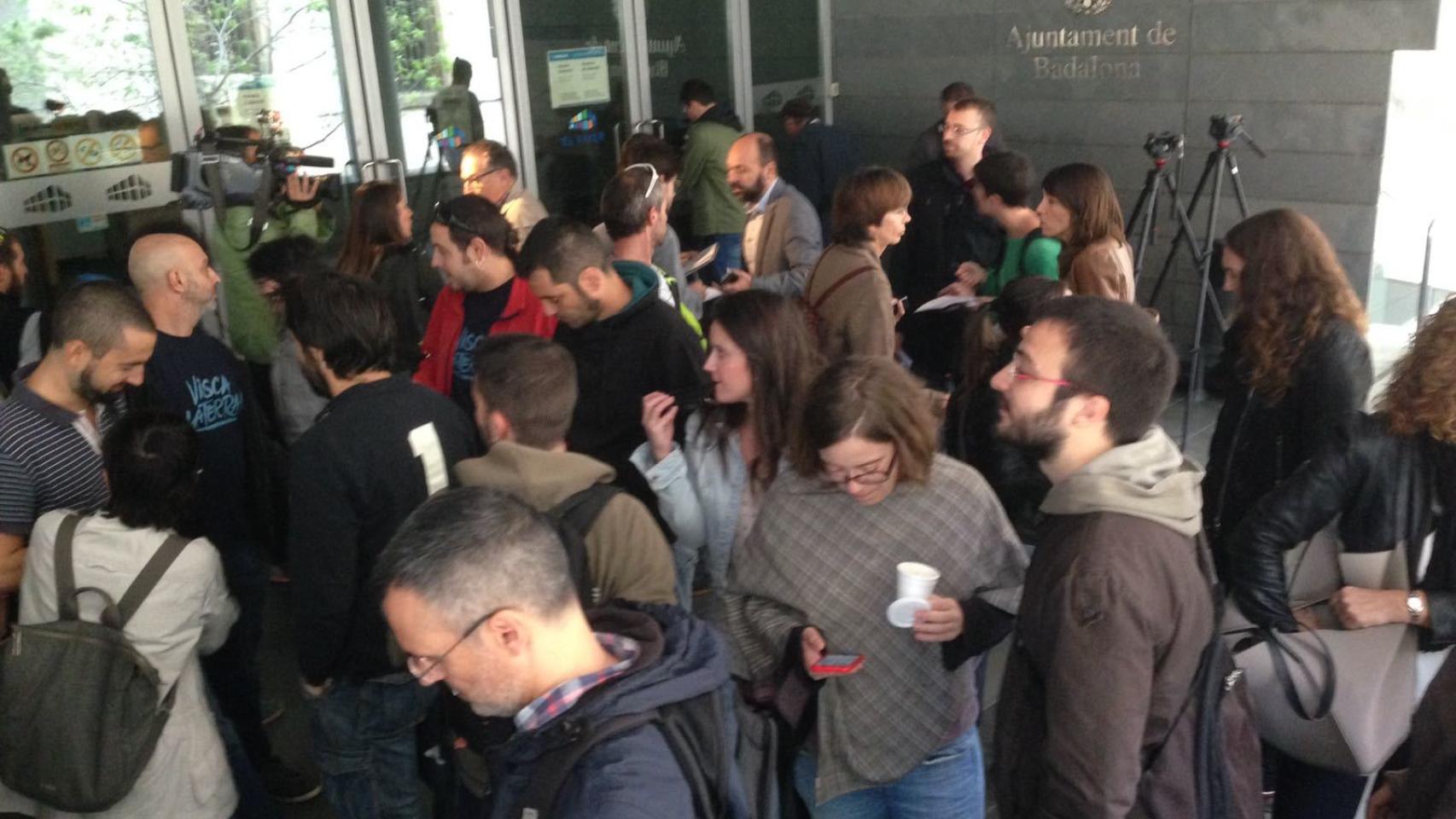 Expectación a las puertas del Consistorio