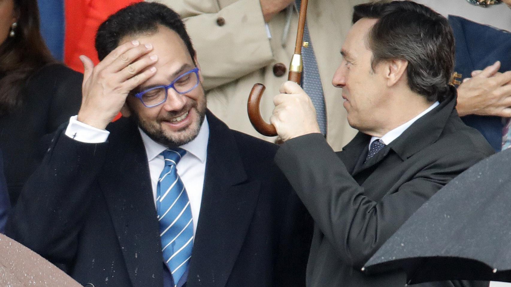 Los portavoces del PP y PSOE en el Congreso comparten paraguas