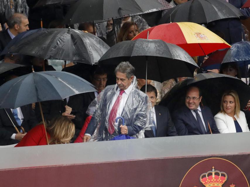 Revilla se coloca el chubasquero para desafiar a la lluvia.