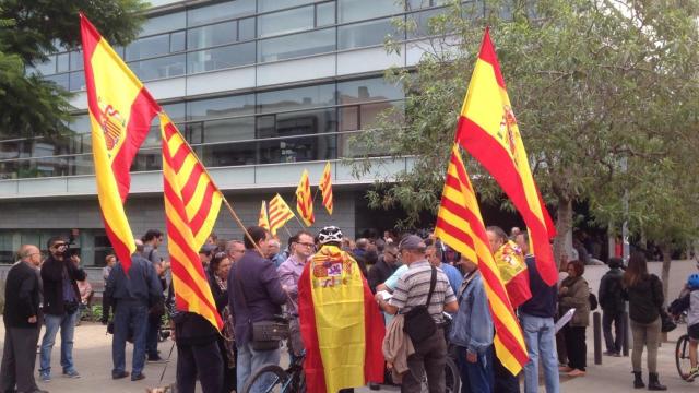 Pequeña concentración a las puertas del Ayuntamiento de Badalona