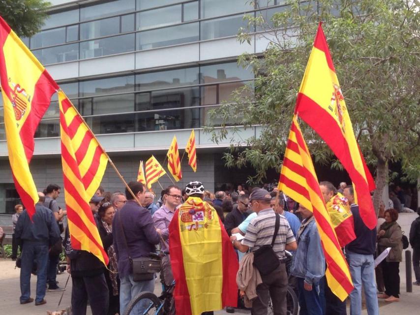 Momentos de tensión vivida a las puertas del Ayuntamiento de Badalona