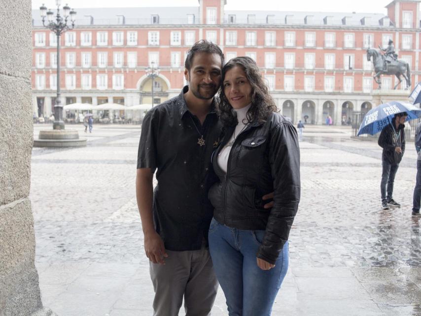 Pablo Andrés y Marta Isabel son raelianos y participaron en la manifestación contra la Hispanidad