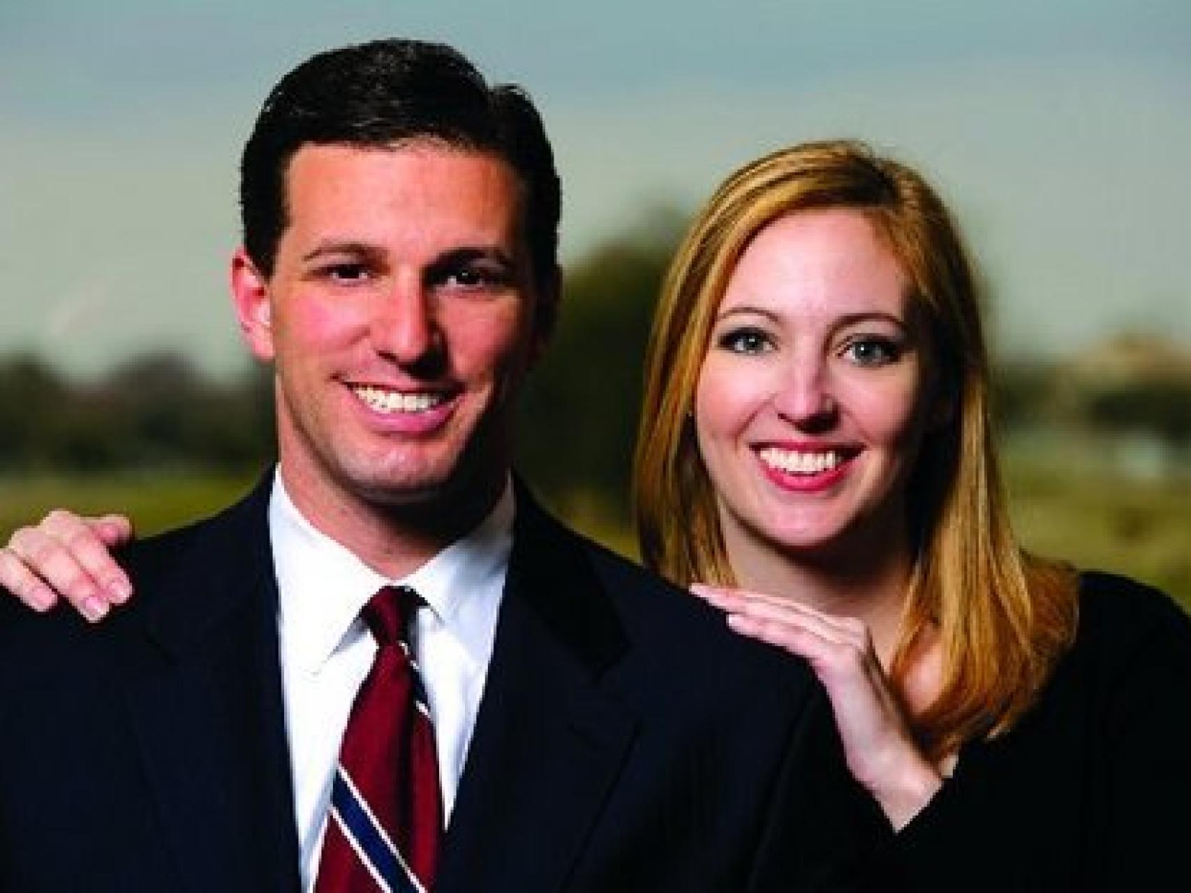 Yenni posa con su mujer, con la que tiene una hija.