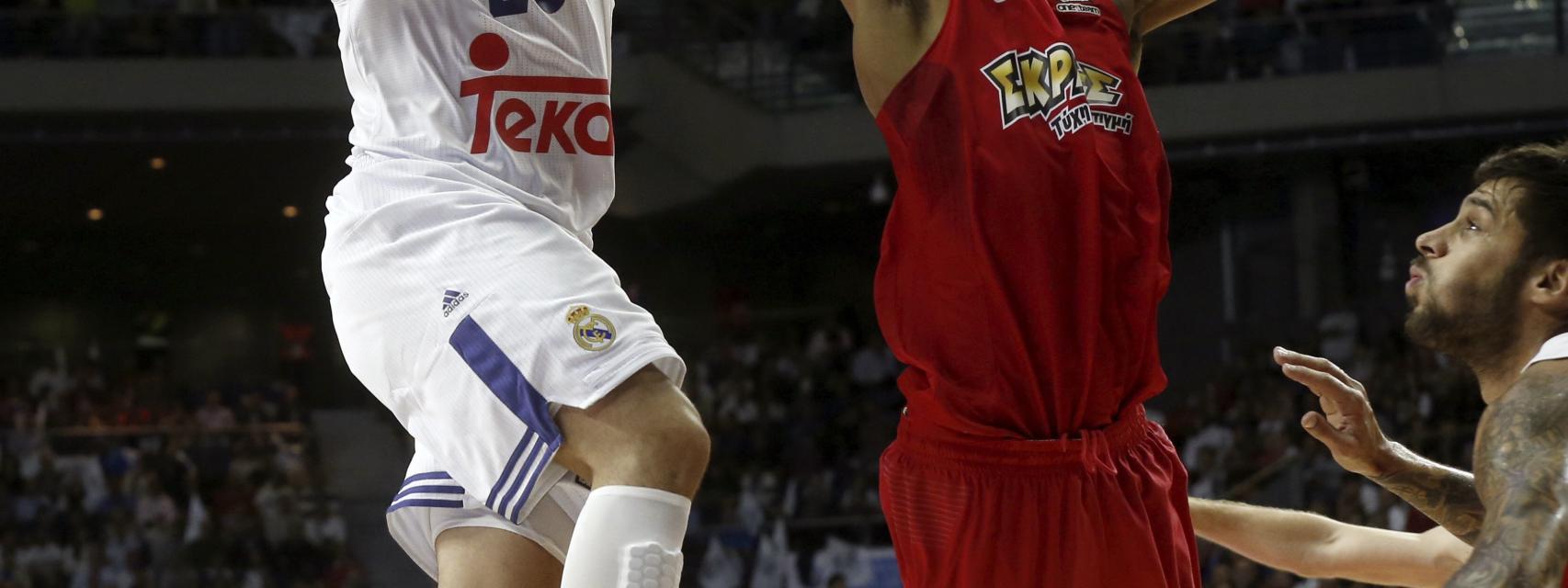 Sergio Llull penetra a canasta frente al Olympiacos.