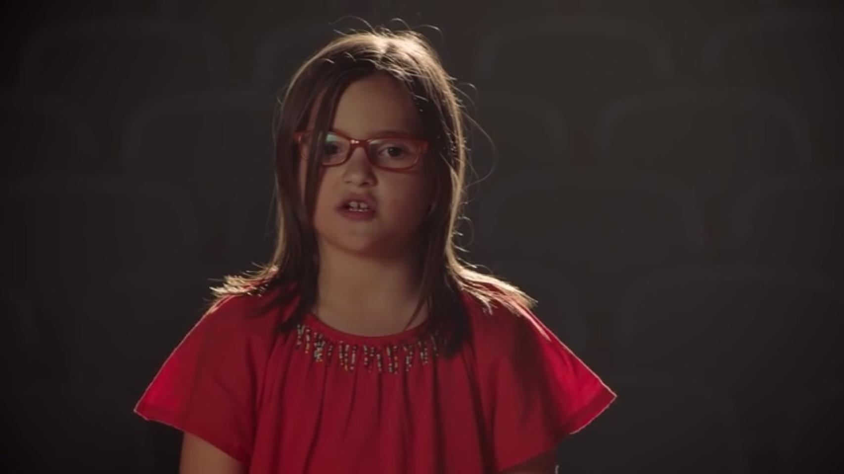 Una de las niñas durante la grabación del mensaje que verá en 2036.