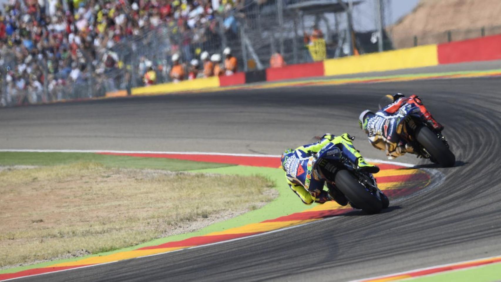Lorenzo rueda por delante de Rossi, en la carrera del GP de Aragón.