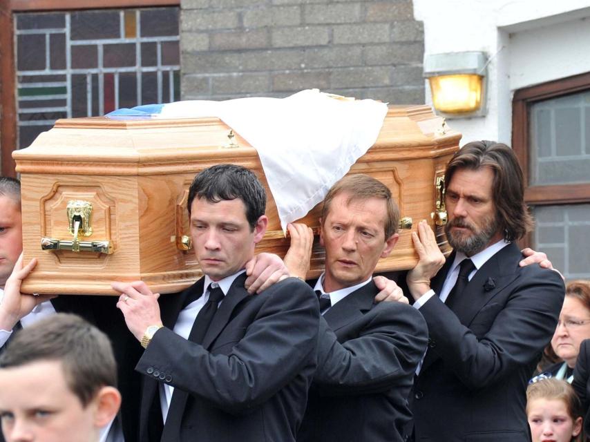 El actor con el féretro de Cathriona White en brazos