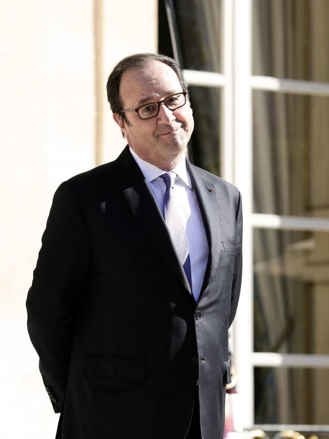 Hollande, frente al Elíseo.