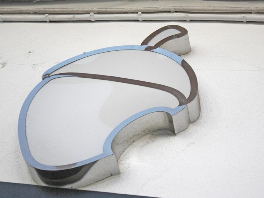 El logo de Zetta, una bellota mordida en forma de luminoso, preside la entrada a la tienda principal de Zafra.