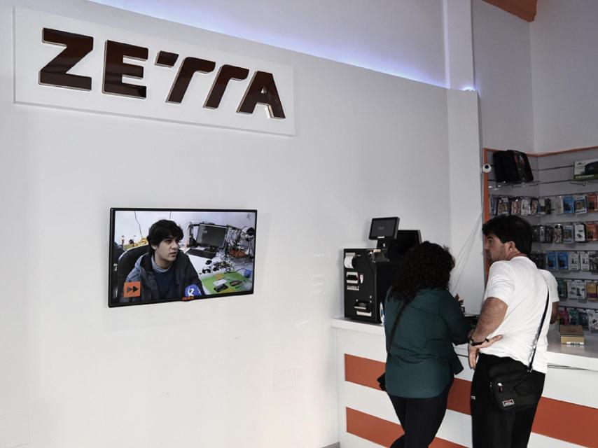 En el interior de la tienda, cuidada al milímetro, una pantalla muestra a Unai explicando su producto.