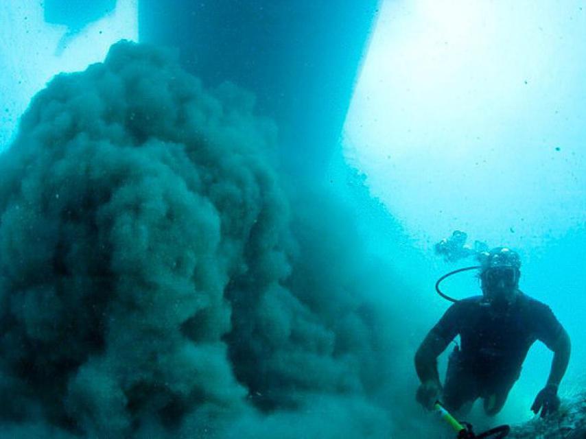 Las máquinas de extracción que se utilizan para remover la arena destrozan los restos de los barcos.