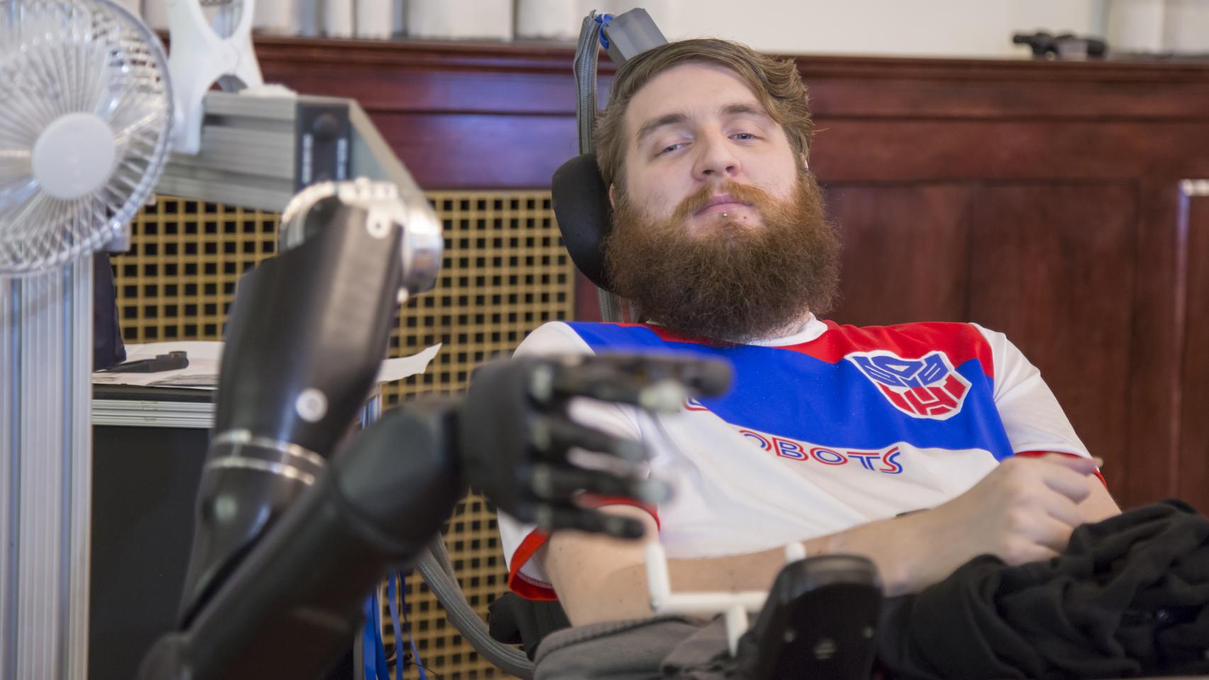 Un paciente prueba la electroestimulación.