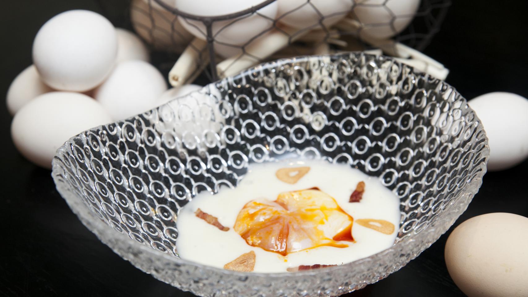 Huevo pochado en manteca colorá,con crema de patata de Materia.