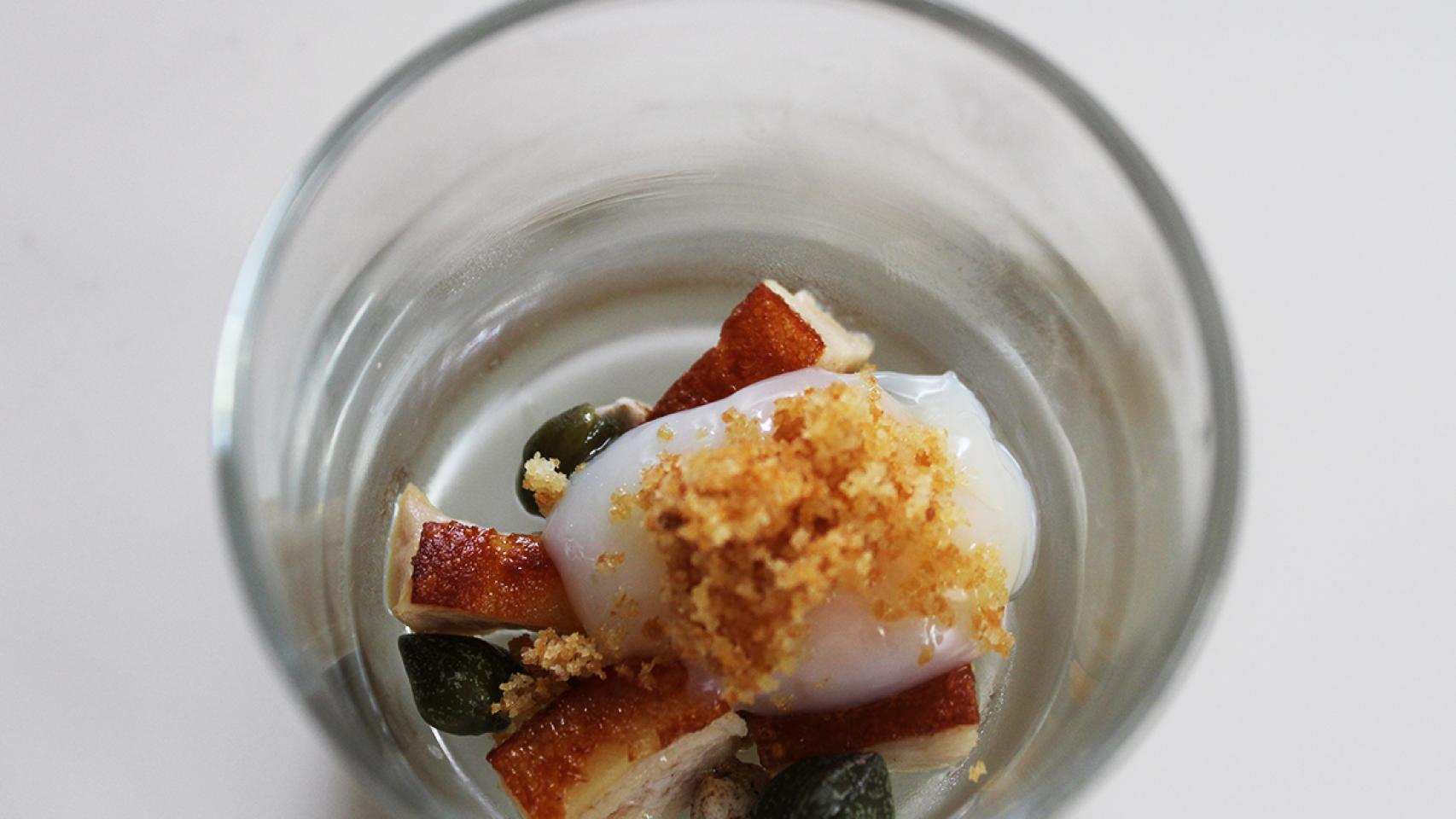 Huevo, cochinillo, alcaparras, pan y  setas de Casa Gerardo.