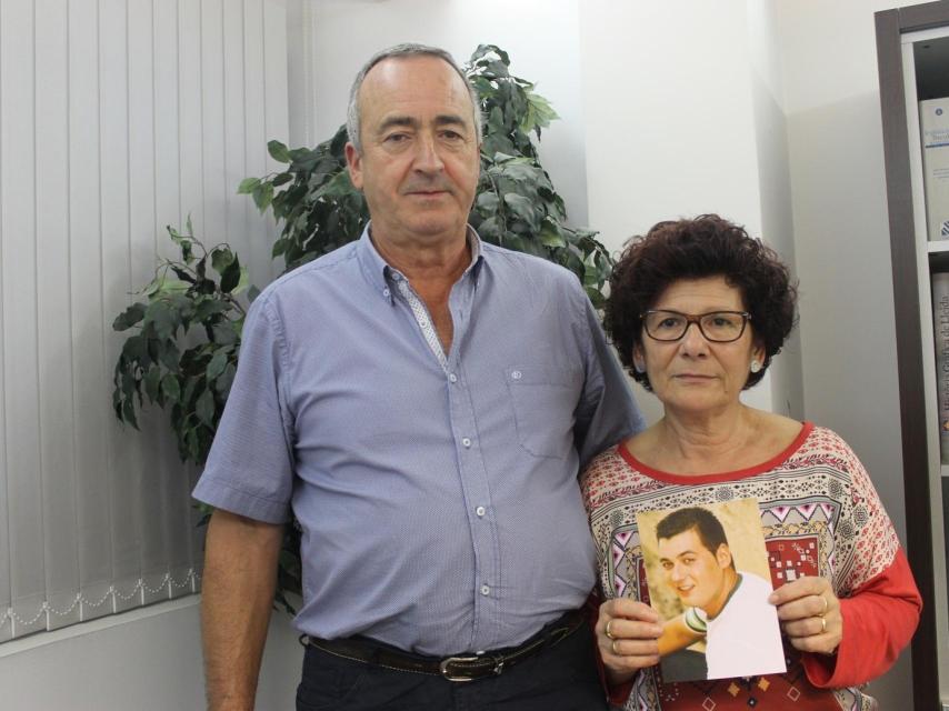 Los padres de Isaac muestran una foto de su hijo asesinado en 2006.