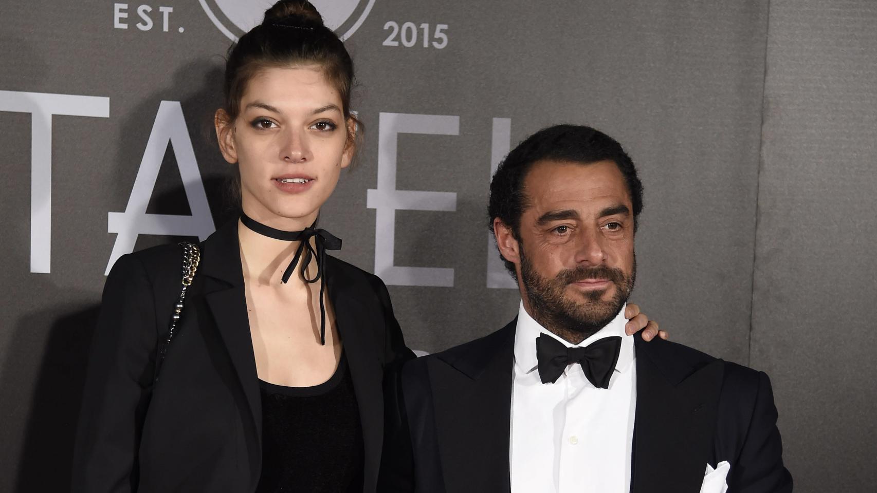 Vicente Cebrián-Sagarriga, con una modelo en una presentación en Madrid.