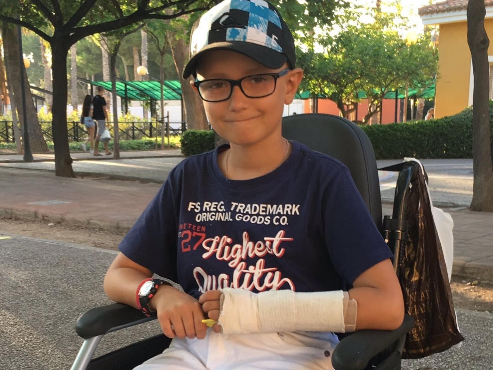 Adrián padece sarcoma de Ewing, un tumor maligno que afecta a los huesos.