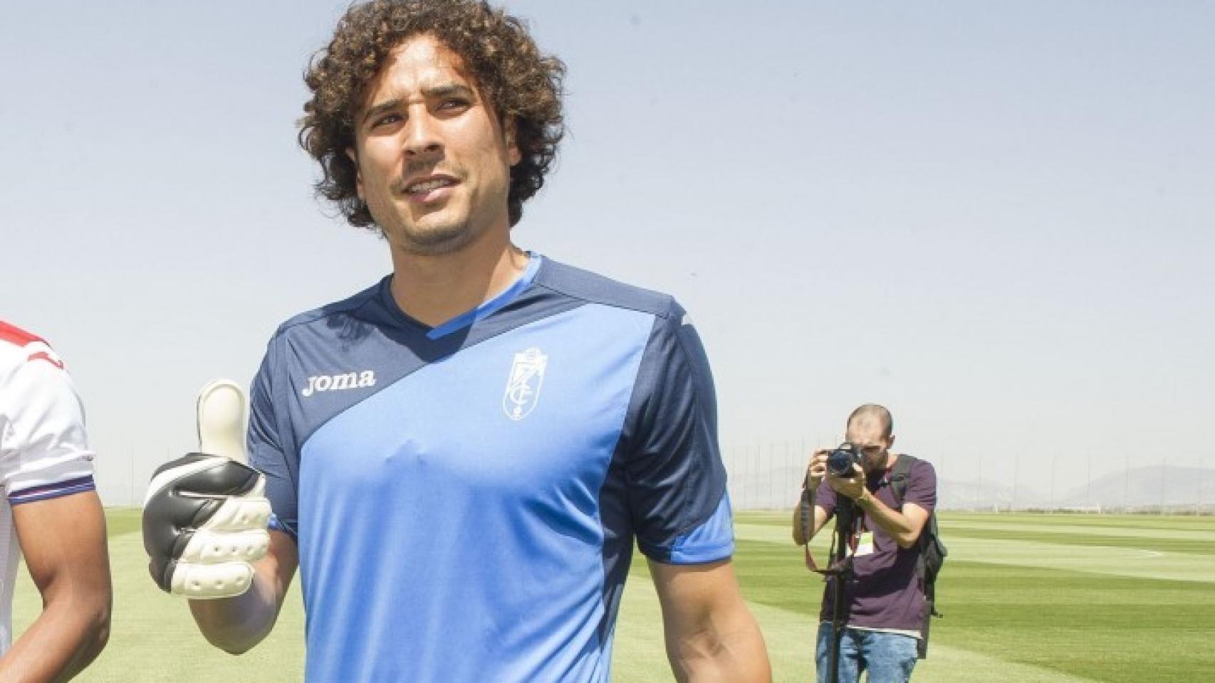 Guillermo Ochoa durante su presentación con el Granada.
