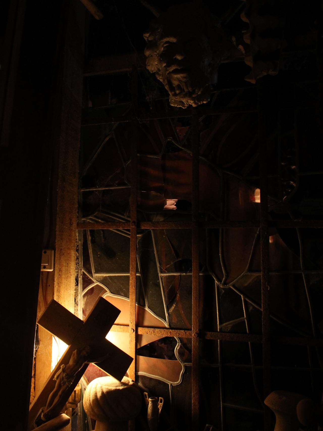 Luigi ha decorado la casa con calaveras, ataúdes y bustos de Gustavo Adolfo Bécquer.