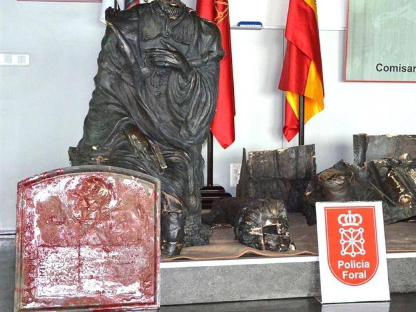 La escultura de Bécquer troceada, incautada por la Policía.