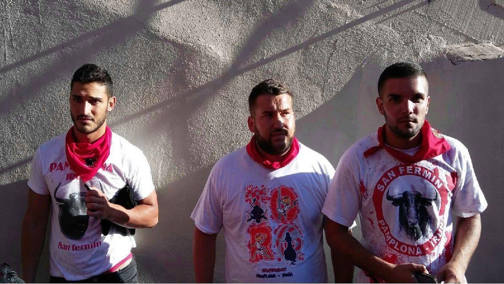 De izquierda a derecha, Alfonso Jesús Cabezuelo Entrena, José Ángel Prenda y Ángel Boza, el día de su detención en Pamplona.