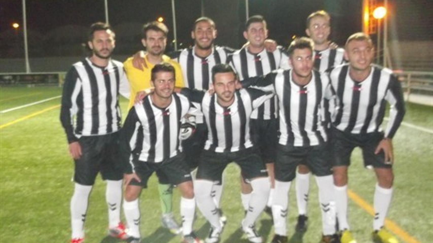 En la fila de arriba, tercero por la izquierda, Alfonso Cabezuelo, junto a los compañeros de su equipo de fútbol-7.