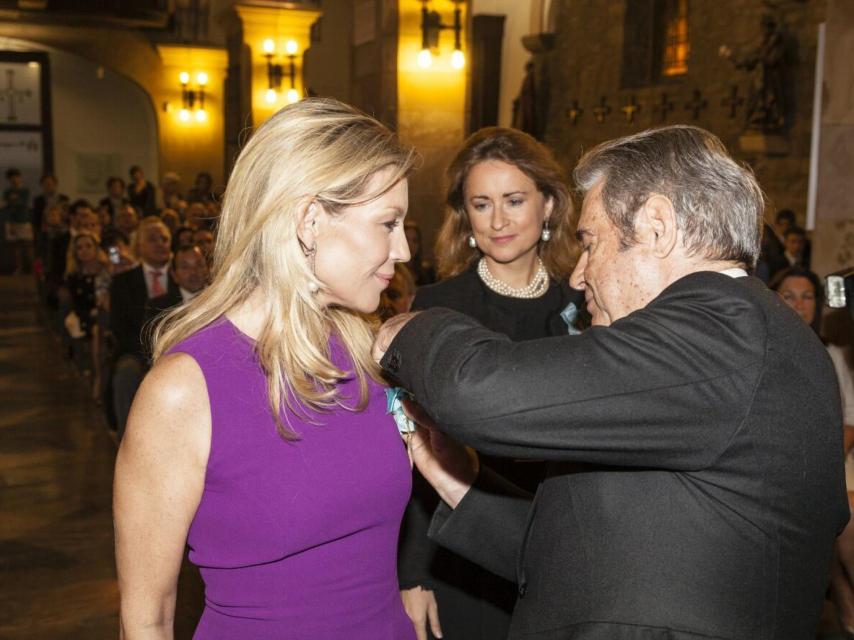 El duque de Sevilla impone la medalla de Dama a Patricia Rato.
