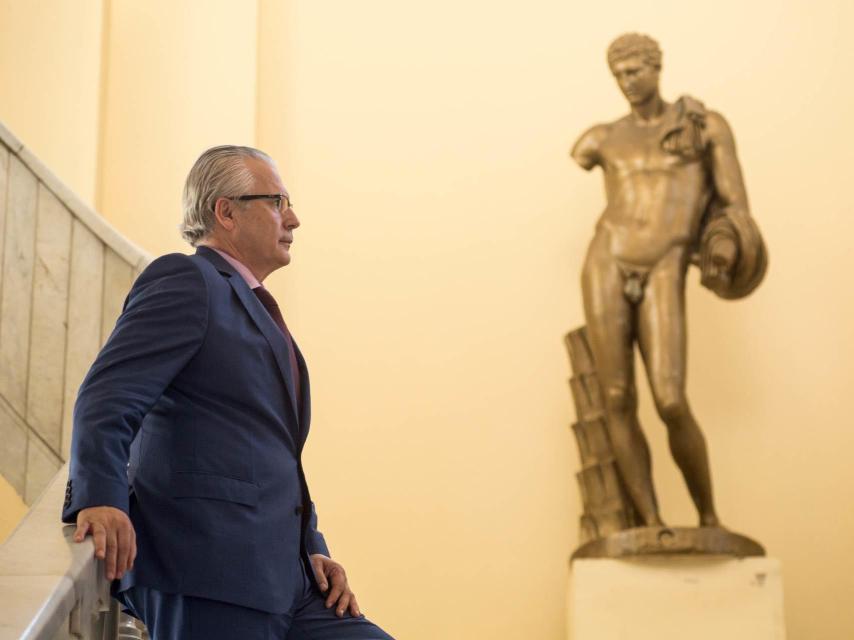Baltasar Garzón, en las escaleras del Círculo de Bellas Artes.