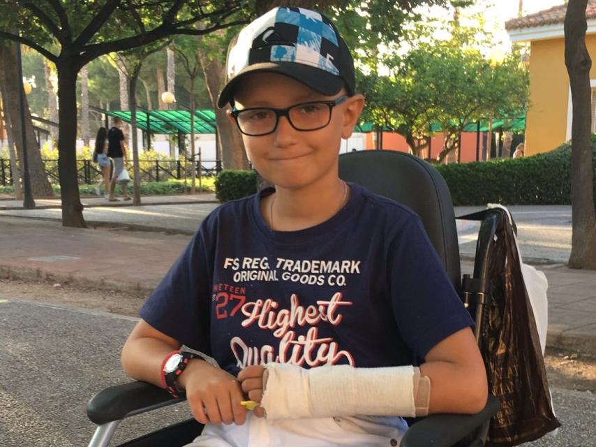 Adrián padece sarcoma de Ewing, un tumor maligno que afecta a los huesos.