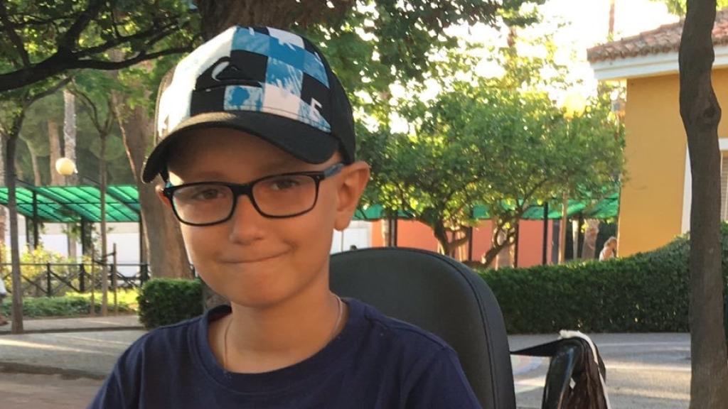 Adrián padece sarcoma de Ewing, un tumor maligno que afecta a los huesos.
