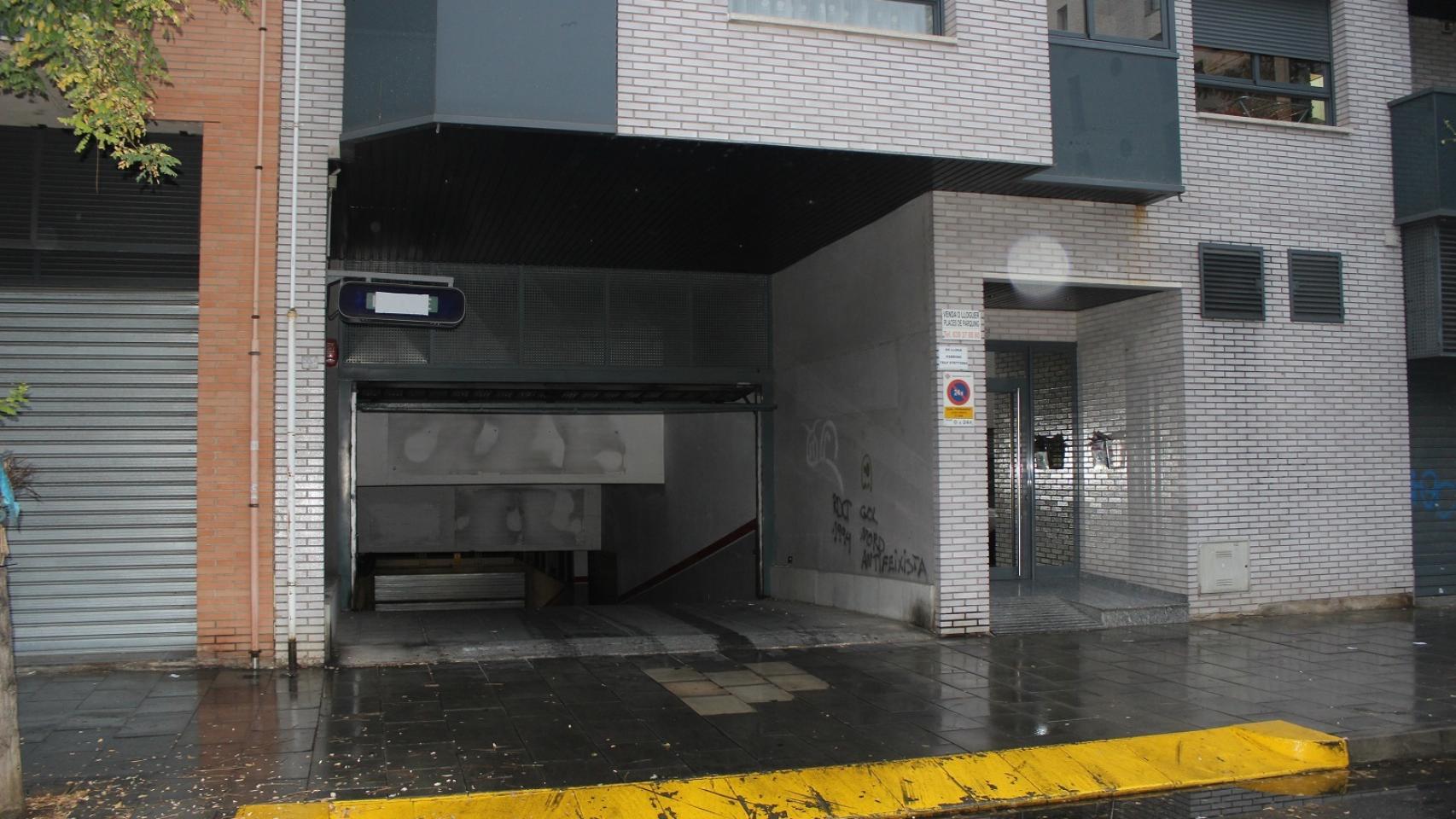 La escena del crimen fue la puerta del garaje donde Isaac guardaba su coche.