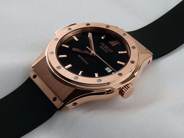 Reloj Hublot negro y dorado.