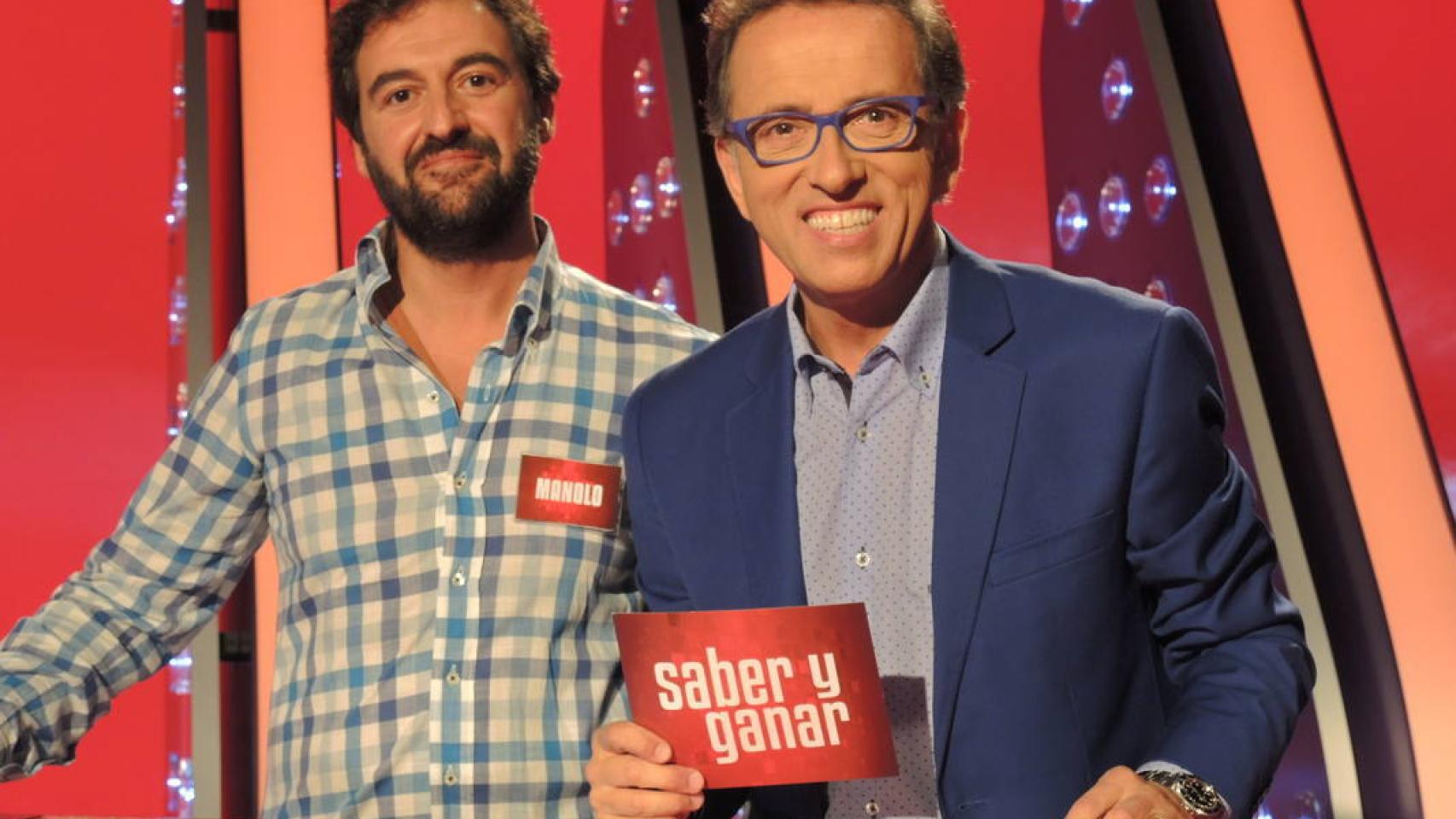Manolo Romero junto a Jordi Hurtado en Saber y Ganar. Pisó el plató por primera vez en el año 2000.