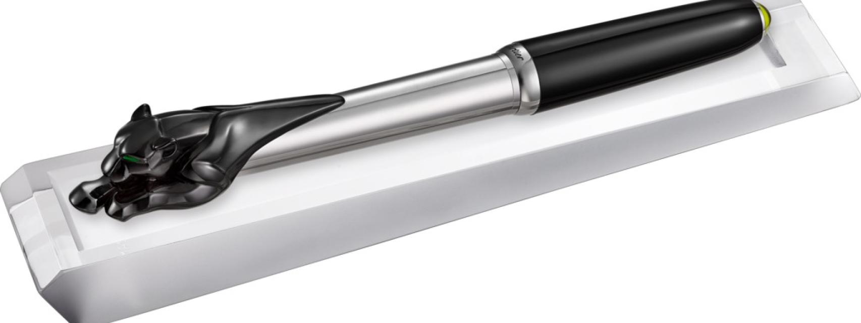 Pluma de Cartier negra con aplicaciones en plata.