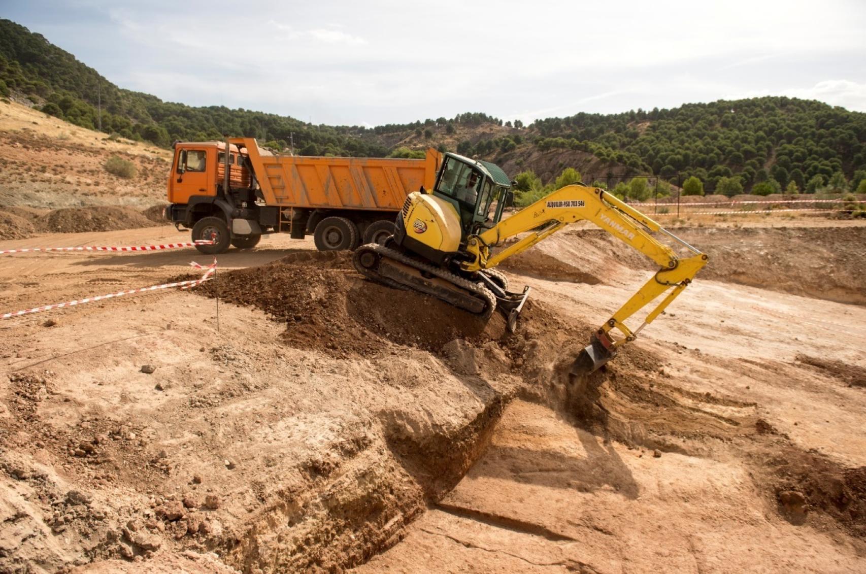 La pala que estuvo trabajando hace semanas, moviendo siete metros de tierra.