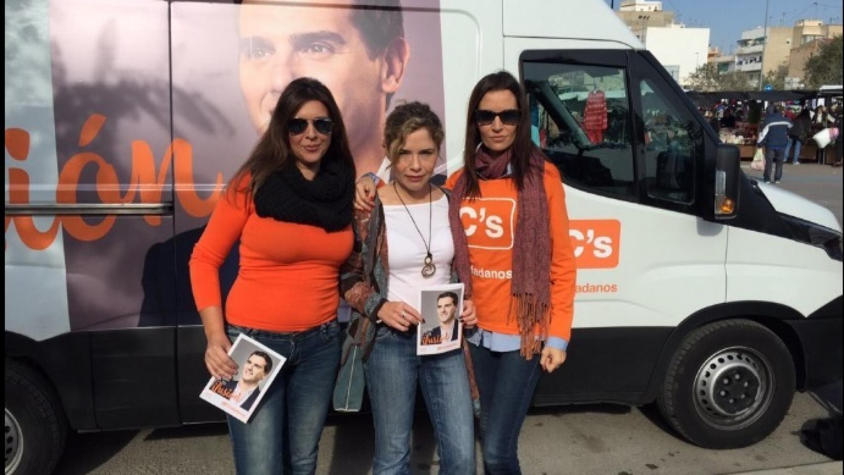 Marta García (dcha), Marta Martín (centro) y otra compañera durante la campaña electoral