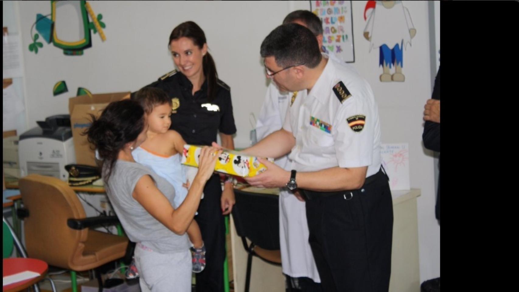 Al fondo Marta García de uniforme durante un acto de la policia nacional en Alicante