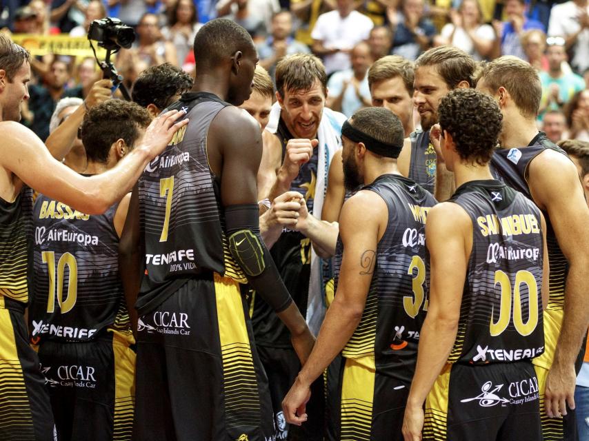 Los jugadores del Iberostar Tenerife celebran su última victoria.