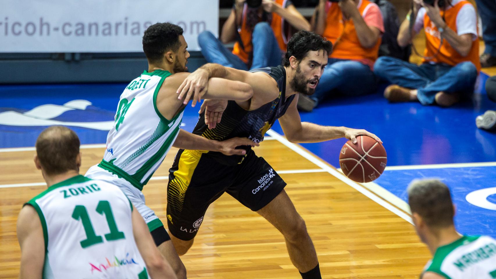 Javier Beirán intenta escaparse de su defensor ante el Betis.