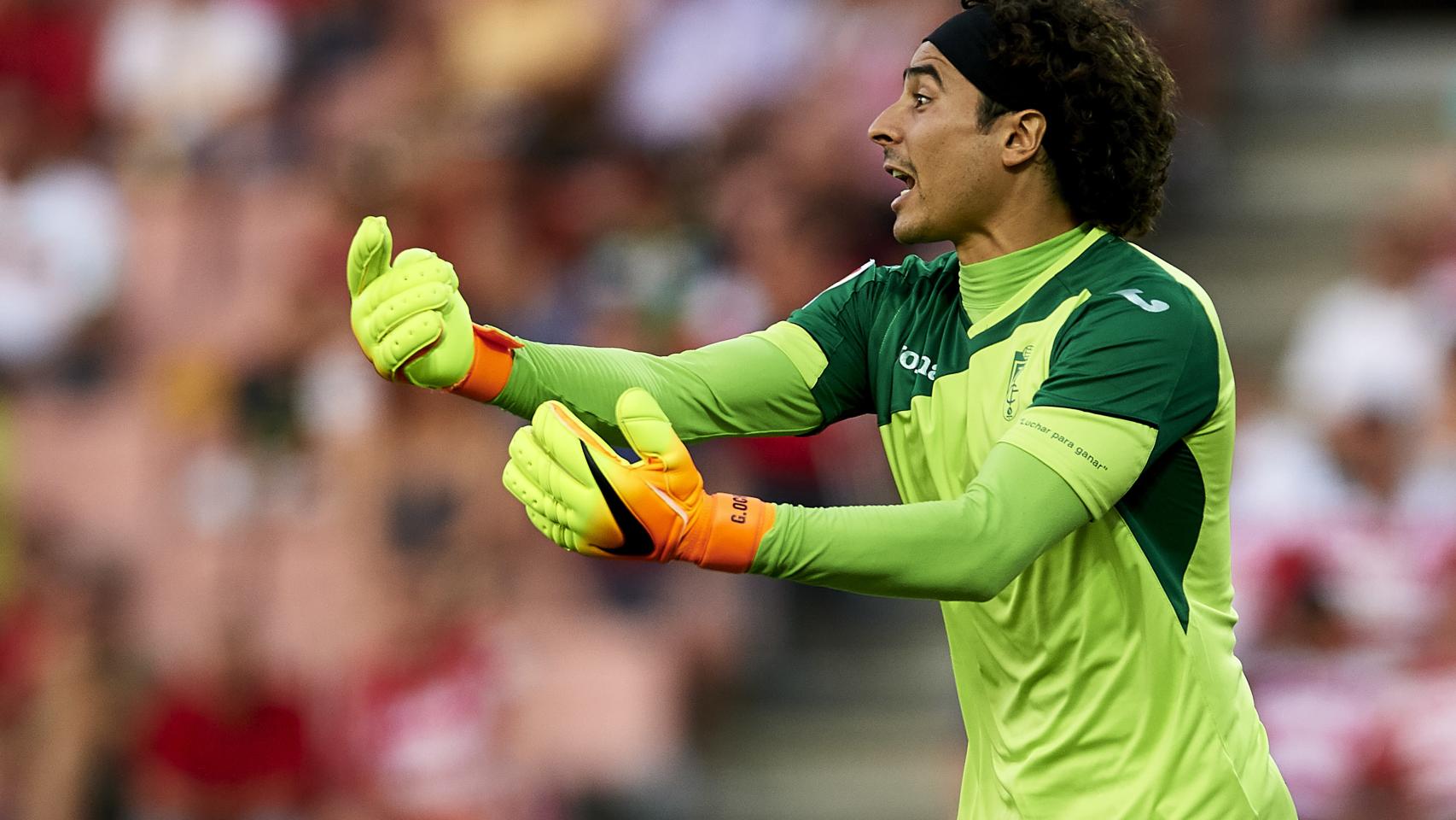 Guillermo Ochoa, durante un partido amistoso con el Granada.