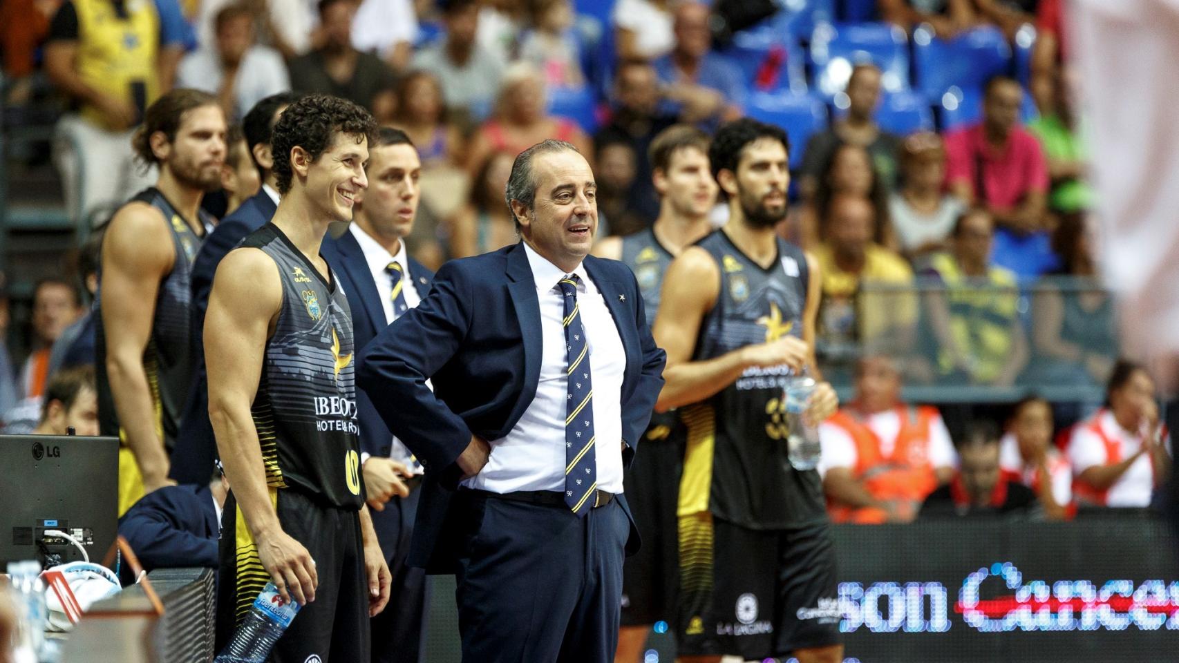 Txus Vidorreta en primer plano en la banda ante el Betis.