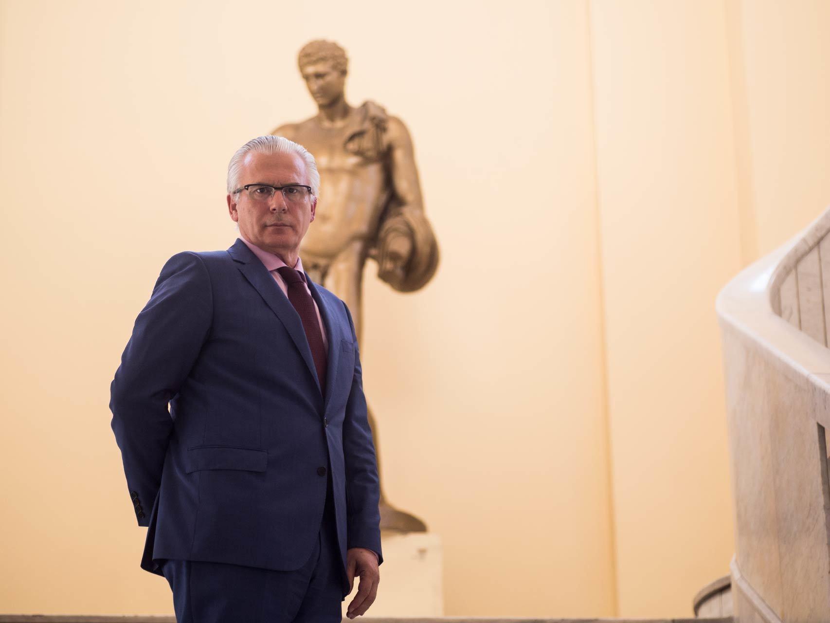 Garzón, en las escaleras del Círculo de Bellas Artes.